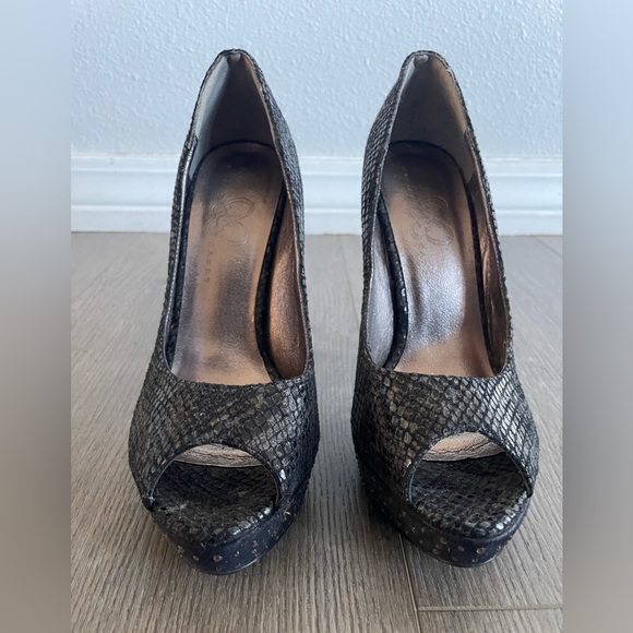 Beautiful Mariah Carey peep toe pumps. Size 6. Only worn to try on around house. - Picture 2 of 4